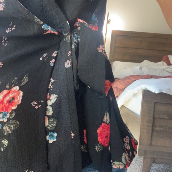 SOLD Floral tie front wrap shirt. Short sleeved, baby doll style at bottom - Picture 2 of 4